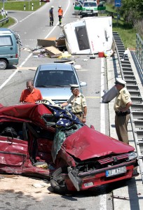 Unfall auf B12 mit Wohnwagen